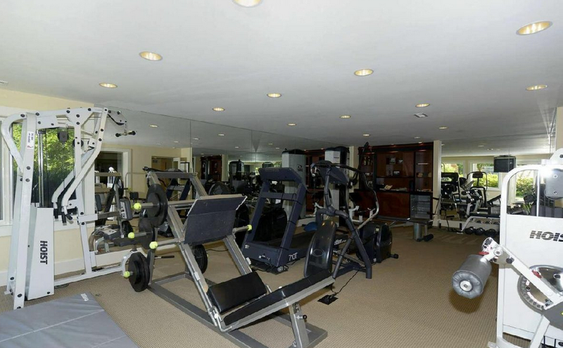 Illustration for article titled John Wall's New Mansion Has 10 Bathrooms And A Basketball Court